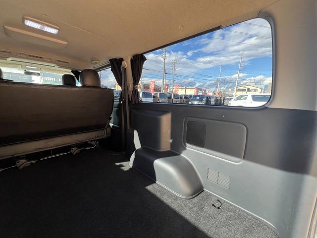 ハイエースバン ロングスーパーGL ディーゼルターボ/HIDヘッドライト/ローダウン/前後薄型バンプストップラバー/ファブレスパンデミック16AW&ファルケンホワイトレタータイヤ/CRSフロントスポイラー/8型テール/マフラーカッター(21枚目)