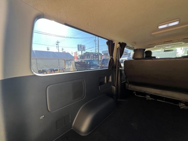 ハイエースバン ロングスーパーGL ディーゼルターボ/HIDヘッドライト/ローダウン/前後薄型バンプストップラバー/ファブレスパンデミック16AW&ファルケンホワイトレタータイヤ/CRSフロントスポイラー/8型テール/マフラーカッター(22枚目)