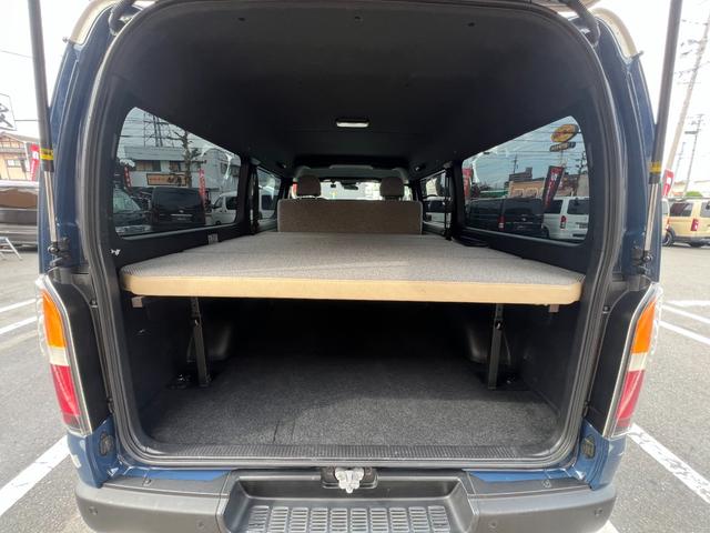 ハイエースバン ワイドスーパーGL ダークプライムII ディーゼルターボ/寒冷地仕様/丸目換装/アルルブルーツートンペイント/クロスカントリー16AW/シートカバー/ベットキット/LEDフォグ/クラッシックテール/フルセグナビ/ETC2.0/ドラレコ前後C(17枚目)