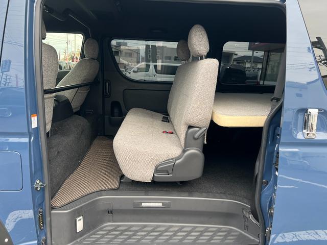 ハイエースバン ワイドスーパーGL ダークプライムII ディーゼルターボ/寒冷地仕様/丸目換装/アルルブルーツートンペイント/クロスカントリー16AW/シートカバー/ベットキット/LEDフォグ/クラッシックテール/フルセグナビ/ETC2.0/ドラレコ前後C(23枚目)