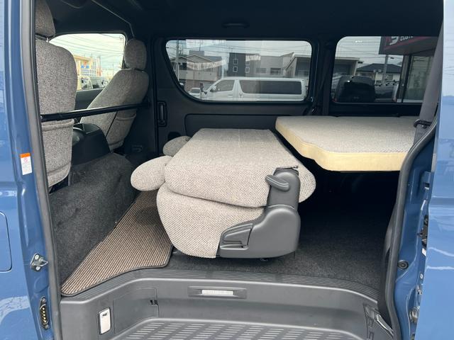 ハイエースバン ワイドスーパーGL ダークプライムII ディーゼルターボ/寒冷地仕様/丸目換装/アルルブルーツートンペイント/クロスカントリー16AW/シートカバー/ベットキット/LEDフォグ/クラッシックテール/フルセグナビ/ETC2.0/ドラレコ前後C(24枚目)