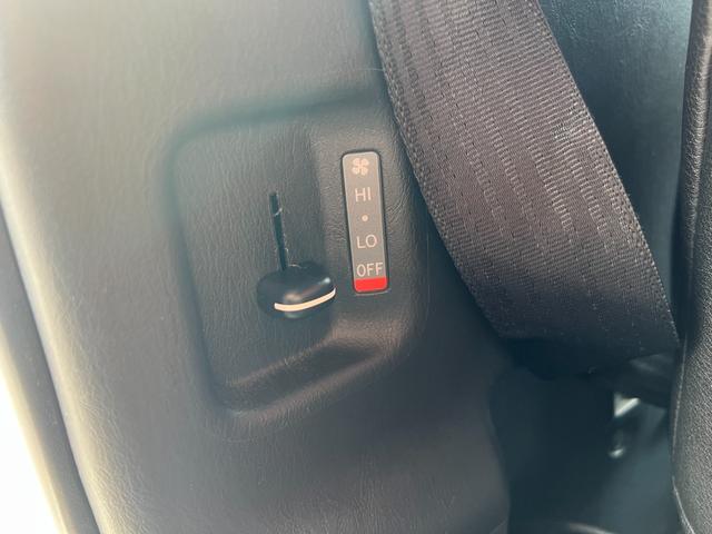 ハイエースワゴン ＧＬ　ファインテックツアラー／４キャプテンシート１０人乗／両側スライドドア左パワースライド／フルエアロ／ボンネット／リアスポ／オーバーＦ／１８ＡＷ／ＬＥＤテール／ナビ＆サブモニター＆Ｗフリップダウンモニター（23枚目）