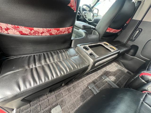 ハイエースワゴン ＧＬ　ファインテックツアラー／４キャプテンシート１０人乗／両側スライドドア左パワースライド／フルエアロ／ボンネット／リアスポ／オーバーＦ／１８ＡＷ／ＬＥＤテール／ナビ＆サブモニター＆Ｗフリップダウンモニター（24枚目）
