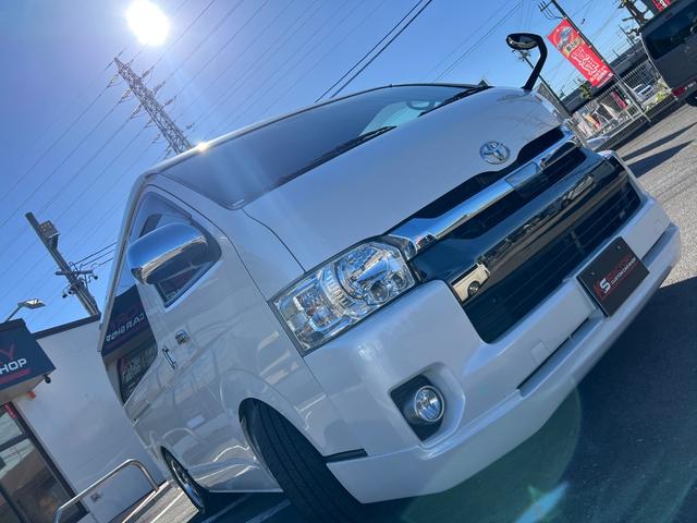 ハイエースバン スーパーＧＬ　５０ＴＨ　アニバーサリーリミテッド　２８００ディーゼルターボ／販売期間限定車／ワイドボディー＆ミドルルーフ／ローダウン＆１７ＡＷ／社外センターコンソール／両側パワースライドドア／フルセグナビ／ビルトインＥＴＣ／バックカメラ／専用内装色（2枚目）