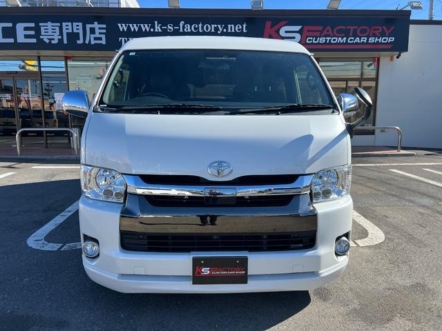 ハイエースバン スーパーＧＬ　５０ＴＨ　アニバーサリーリミテッド　２８００ディーゼルターボ／販売期間限定車／ワイドボディー＆ミドルルーフ／ローダウン＆１７ＡＷ／社外センターコンソール／両側パワースライドドア／フルセグナビ／ビルトインＥＴＣ／バックカメラ／専用内装色（3枚目）