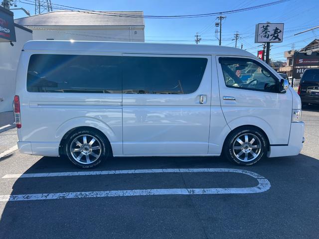 ハイエースバン スーパーＧＬ　５０ＴＨ　アニバーサリーリミテッド　２８００ディーゼルターボ／販売期間限定車／ワイドボディー＆ミドルルーフ／ローダウン＆１７ＡＷ／社外センターコンソール／両側パワースライドドア／フルセグナビ／ビルトインＥＴＣ／バックカメラ／専用内装色（4枚目）