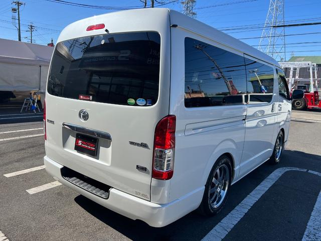 ハイエースバン スーパーＧＬ　５０ＴＨ　アニバーサリーリミテッド　２８００ディーゼルターボ／販売期間限定車／ワイドボディー＆ミドルルーフ／ローダウン＆１７ＡＷ／社外センターコンソール／両側パワースライドドア／フルセグナビ／ビルトインＥＴＣ／バックカメラ／専用内装色（5枚目）
