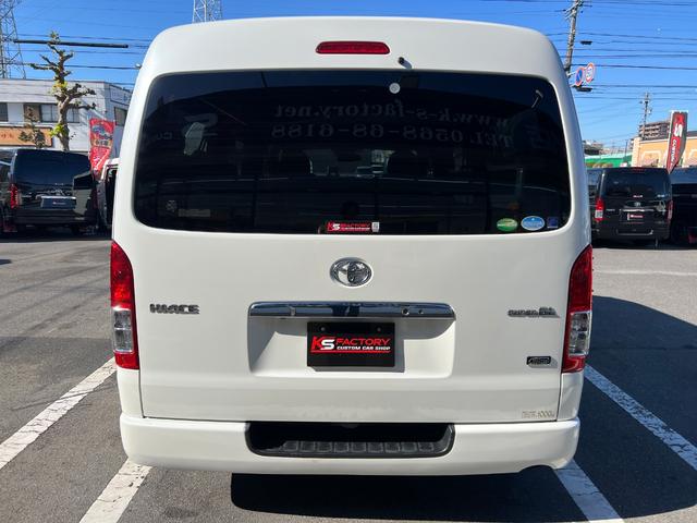 ハイエースバン スーパーＧＬ　５０ＴＨ　アニバーサリーリミテッド　２８００ディーゼルターボ／販売期間限定車／ワイドボディー＆ミドルルーフ／ローダウン＆１７ＡＷ／社外センターコンソール／両側パワースライドドア／フルセグナビ／ビルトインＥＴＣ／バックカメラ／専用内装色（6枚目）