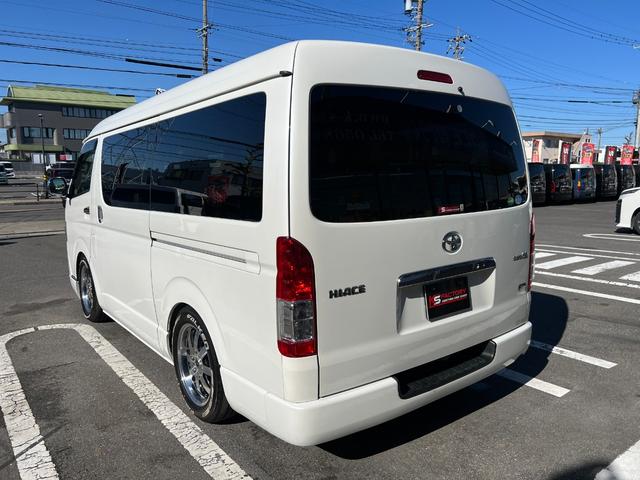 ハイエースバン スーパーＧＬ　５０ＴＨ　アニバーサリーリミテッド　２８００ディーゼルターボ／販売期間限定車／ワイドボディー＆ミドルルーフ／ローダウン＆１７ＡＷ／社外センターコンソール／両側パワースライドドア／フルセグナビ／ビルトインＥＴＣ／バックカメラ／専用内装色（7枚目）