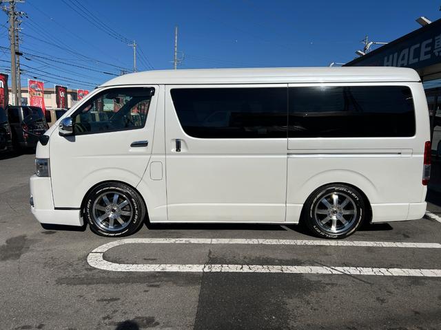 ハイエースバン スーパーＧＬ　５０ＴＨ　アニバーサリーリミテッド　２８００ディーゼルターボ／販売期間限定車／ワイドボディー＆ミドルルーフ／ローダウン＆１７ＡＷ／社外センターコンソール／両側パワースライドドア／フルセグナビ／ビルトインＥＴＣ／バックカメラ／専用内装色（8枚目）