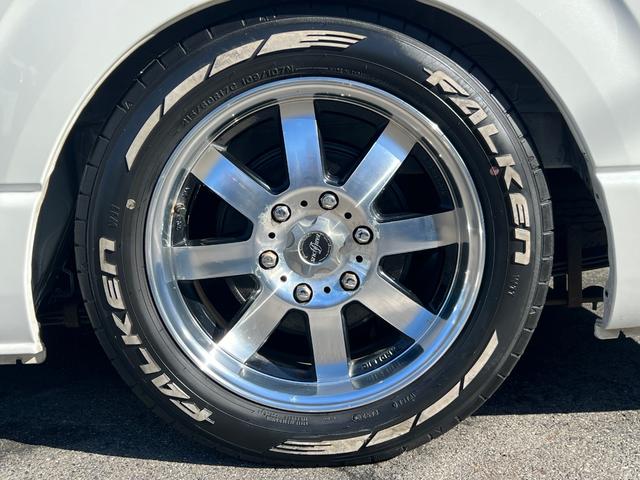 ハイエースバン スーパーＧＬ　５０ＴＨ　アニバーサリーリミテッド　２８００ディーゼルターボ／販売期間限定車／ワイドボディー＆ミドルルーフ／ローダウン＆１７ＡＷ／社外センターコンソール／両側パワースライドドア／フルセグナビ／ビルトインＥＴＣ／バックカメラ／専用内装色（9枚目）