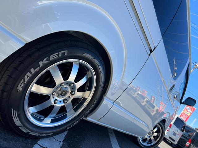 ハイエースバン スーパーＧＬ　５０ＴＨ　アニバーサリーリミテッド　２８００ディーゼルターボ／販売期間限定車／ワイドボディー＆ミドルルーフ／ローダウン＆１７ＡＷ／社外センターコンソール／両側パワースライドドア／フルセグナビ／ビルトインＥＴＣ／バックカメラ／専用内装色（10枚目）