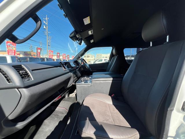 ハイエースバン スーパーＧＬ　５０ＴＨ　アニバーサリーリミテッド　２８００ディーゼルターボ／販売期間限定車／ワイドボディー＆ミドルルーフ／ローダウン＆１７ＡＷ／社外センターコンソール／両側パワースライドドア／フルセグナビ／ビルトインＥＴＣ／バックカメラ／専用内装色（11枚目）