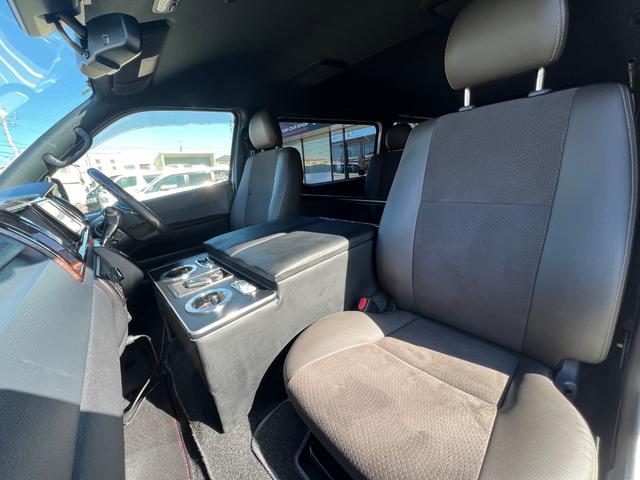 ハイエースバン スーパーＧＬ　５０ＴＨ　アニバーサリーリミテッド　２８００ディーゼルターボ／販売期間限定車／ワイドボディー＆ミドルルーフ／ローダウン＆１７ＡＷ／社外センターコンソール／両側パワースライドドア／フルセグナビ／ビルトインＥＴＣ／バックカメラ／専用内装色（12枚目）