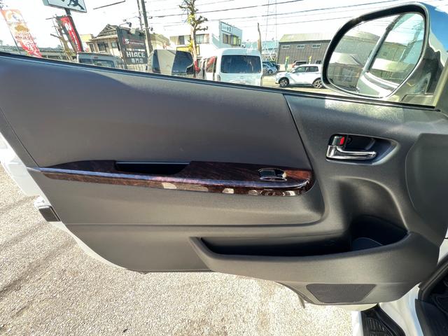 ハイエースバン スーパーＧＬ　５０ＴＨ　アニバーサリーリミテッド　２８００ディーゼルターボ／販売期間限定車／ワイドボディー＆ミドルルーフ／ローダウン＆１７ＡＷ／社外センターコンソール／両側パワースライドドア／フルセグナビ／ビルトインＥＴＣ／バックカメラ／専用内装色（13枚目）