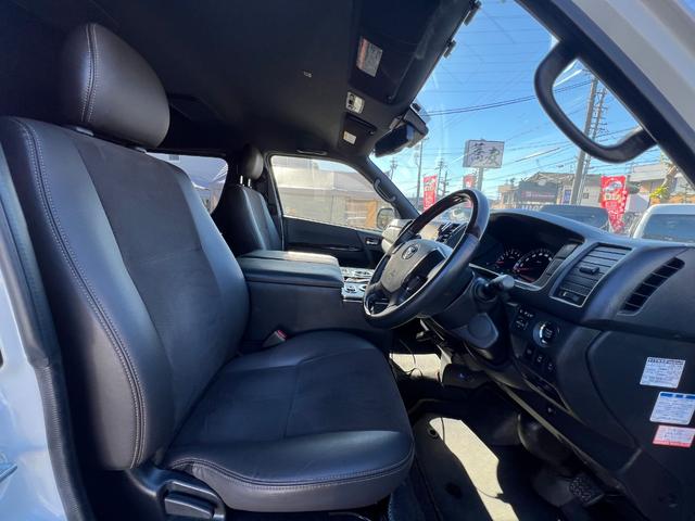 ハイエースバン スーパーＧＬ　５０ＴＨ　アニバーサリーリミテッド　２８００ディーゼルターボ／販売期間限定車／ワイドボディー＆ミドルルーフ／ローダウン＆１７ＡＷ／社外センターコンソール／両側パワースライドドア／フルセグナビ／ビルトインＥＴＣ／バックカメラ／専用内装色（14枚目）