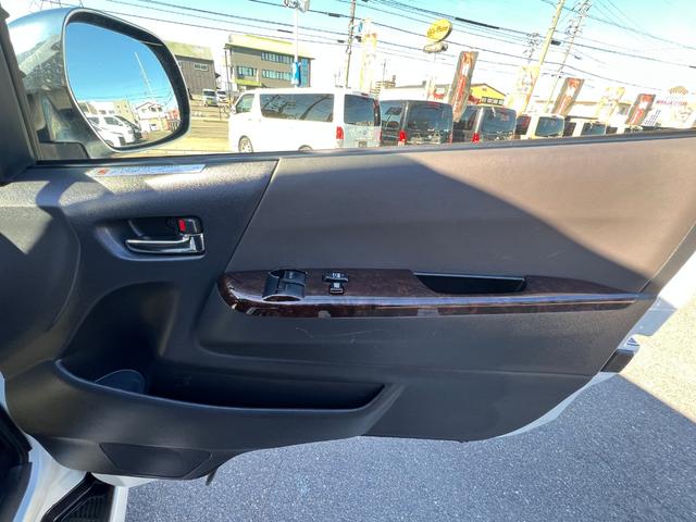 ハイエースバン スーパーＧＬ　５０ＴＨ　アニバーサリーリミテッド　２８００ディーゼルターボ／販売期間限定車／ワイドボディー＆ミドルルーフ／ローダウン＆１７ＡＷ／社外センターコンソール／両側パワースライドドア／フルセグナビ／ビルトインＥＴＣ／バックカメラ／専用内装色（16枚目）