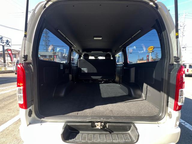 ハイエースバン スーパーＧＬ　５０ＴＨ　アニバーサリーリミテッド　２８００ディーゼルターボ／販売期間限定車／ワイドボディー＆ミドルルーフ／ローダウン＆１７ＡＷ／社外センターコンソール／両側パワースライドドア／フルセグナビ／ビルトインＥＴＣ／バックカメラ／専用内装色（17枚目）