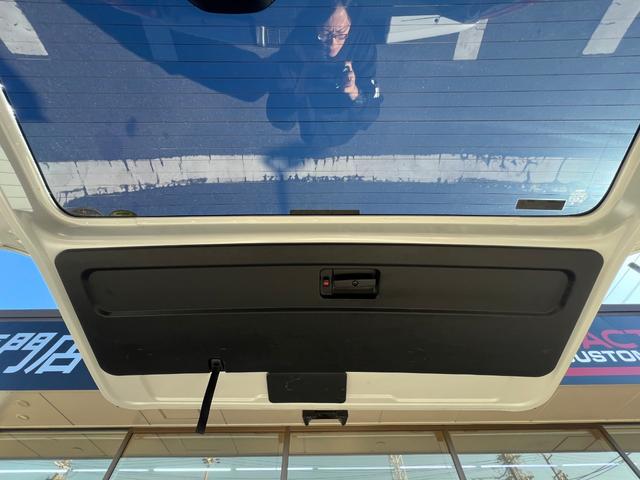 ハイエースバン スーパーＧＬ　５０ＴＨ　アニバーサリーリミテッド　２８００ディーゼルターボ／販売期間限定車／ワイドボディー＆ミドルルーフ／ローダウン＆１７ＡＷ／社外センターコンソール／両側パワースライドドア／フルセグナビ／ビルトインＥＴＣ／バックカメラ／専用内装色（18枚目）