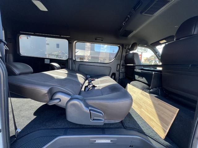 ハイエースバン スーパーＧＬ　５０ＴＨ　アニバーサリーリミテッド　２８００ディーゼルターボ／販売期間限定車／ワイドボディー＆ミドルルーフ／ローダウン＆１７ＡＷ／社外センターコンソール／両側パワースライドドア／フルセグナビ／ビルトインＥＴＣ／バックカメラ／専用内装色（20枚目）