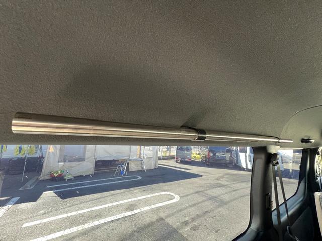 ハイエースバン スーパーＧＬ　５０ＴＨ　アニバーサリーリミテッド　２８００ディーゼルターボ／販売期間限定車／ワイドボディー＆ミドルルーフ／ローダウン＆１７ＡＷ／社外センターコンソール／両側パワースライドドア／フルセグナビ／ビルトインＥＴＣ／バックカメラ／専用内装色（21枚目）