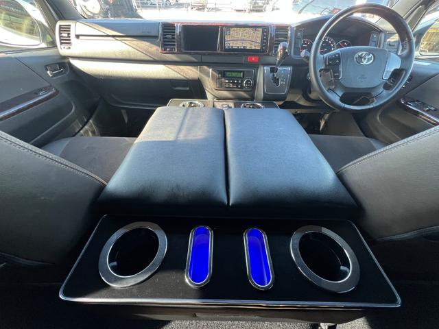 ハイエースバン スーパーＧＬ　５０ＴＨ　アニバーサリーリミテッド　２８００ディーゼルターボ／販売期間限定車／ワイドボディー＆ミドルルーフ／ローダウン＆１７ＡＷ／社外センターコンソール／両側パワースライドドア／フルセグナビ／ビルトインＥＴＣ／バックカメラ／専用内装色（24枚目）