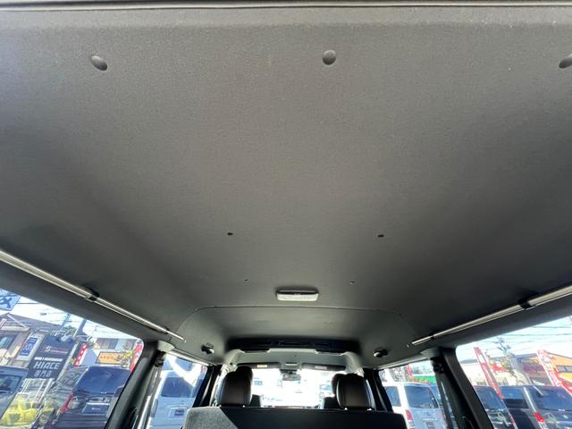 ハイエースバン スーパーＧＬ　５０ＴＨ　アニバーサリーリミテッド　２８００ディーゼルターボ／販売期間限定車／ワイドボディー＆ミドルルーフ／ローダウン＆１７ＡＷ／社外センターコンソール／両側パワースライドドア／フルセグナビ／ビルトインＥＴＣ／バックカメラ／専用内装色（26枚目）