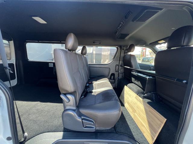 ハイエースバン スーパーＧＬ　５０ＴＨ　アニバーサリーリミテッド　２８００ディーゼルターボ／販売期間限定車／ワイドボディー＆ミドルルーフ／ローダウン＆１７ＡＷ／社外センターコンソール／両側パワースライドドア／フルセグナビ／ビルトインＥＴＣ／バックカメラ／専用内装色（28枚目）