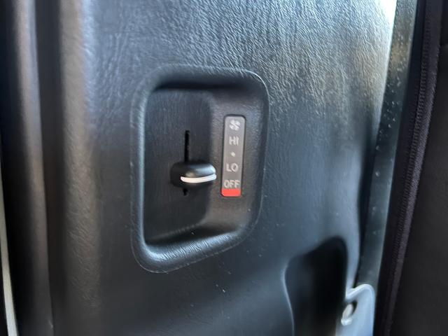 ハイエースバン スーパーＧＬ　５０ＴＨ　アニバーサリーリミテッド　２８００ディーゼルターボ／販売期間限定車／ワイドボディー＆ミドルルーフ／ローダウン＆１７ＡＷ／社外センターコンソール／両側パワースライドドア／フルセグナビ／ビルトインＥＴＣ／バックカメラ／専用内装色（30枚目）