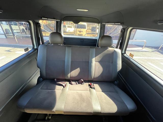 ハイエースバン スーパーＧＬ　５０ＴＨ　アニバーサリーリミテッド　２８００ディーゼルターボ／販売期間限定車／ワイドボディー＆ミドルルーフ／ローダウン＆１７ＡＷ／社外センターコンソール／両側パワースライドドア／フルセグナビ／ビルトインＥＴＣ／バックカメラ／専用内装色（32枚目）