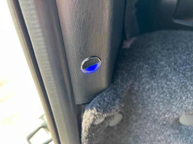 ハイエースバン スーパーＧＬ　５０ＴＨ　アニバーサリーリミテッド　２８００ディーゼルターボ／販売期間限定車／ワイドボディー＆ミドルルーフ／ローダウン＆１７ＡＷ／社外センターコンソール／両側パワースライドドア／フルセグナビ／ビルトインＥＴＣ／バックカメラ／専用内装色（33枚目）