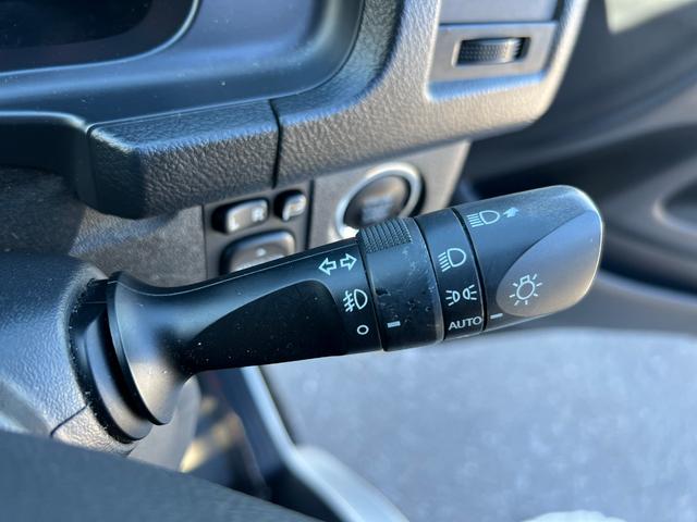 ハイエースバン スーパーＧＬ　５０ＴＨ　アニバーサリーリミテッド　２８００ディーゼルターボ／販売期間限定車／ワイドボディー＆ミドルルーフ／ローダウン＆１７ＡＷ／社外センターコンソール／両側パワースライドドア／フルセグナビ／ビルトインＥＴＣ／バックカメラ／専用内装色（39枚目）