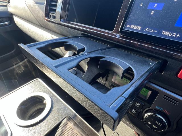 ハイエースバン スーパーＧＬ　５０ＴＨ　アニバーサリーリミテッド　２８００ディーゼルターボ／販売期間限定車／ワイドボディー＆ミドルルーフ／ローダウン＆１７ＡＷ／社外センターコンソール／両側パワースライドドア／フルセグナビ／ビルトインＥＴＣ／バックカメラ／専用内装色（50枚目）