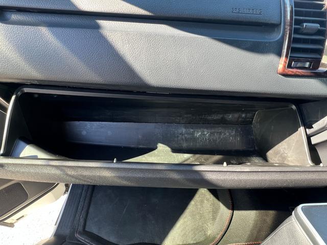 ハイエースバン スーパーＧＬ　５０ＴＨ　アニバーサリーリミテッド　２８００ディーゼルターボ／販売期間限定車／ワイドボディー＆ミドルルーフ／ローダウン＆１７ＡＷ／社外センターコンソール／両側パワースライドドア／フルセグナビ／ビルトインＥＴＣ／バックカメラ／専用内装色（61枚目）