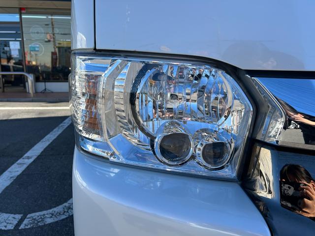 ハイエースバン スーパーＧＬ　５０ＴＨ　アニバーサリーリミテッド　２８００ディーゼルターボ／販売期間限定車／ワイドボディー＆ミドルルーフ／ローダウン＆１７ＡＷ／社外センターコンソール／両側パワースライドドア／フルセグナビ／ビルトインＥＴＣ／バックカメラ／専用内装色（64枚目）