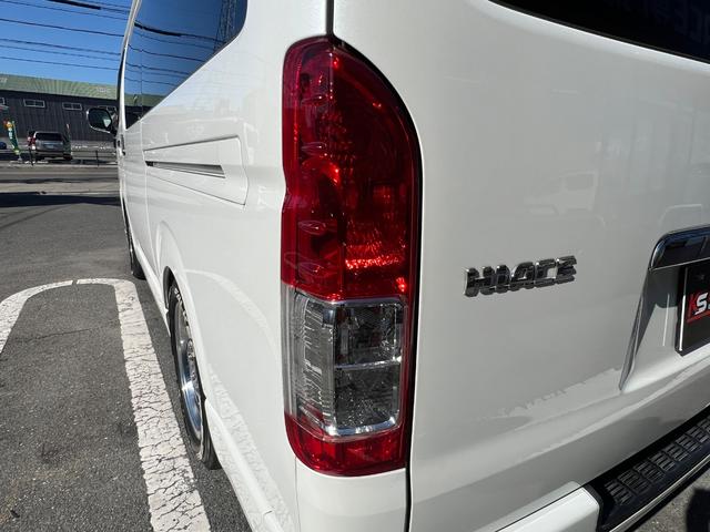 ハイエースバン スーパーＧＬ　５０ＴＨ　アニバーサリーリミテッド　２８００ディーゼルターボ／販売期間限定車／ワイドボディー＆ミドルルーフ／ローダウン＆１７ＡＷ／社外センターコンソール／両側パワースライドドア／フルセグナビ／ビルトインＥＴＣ／バックカメラ／専用内装色（68枚目）