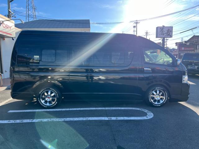 ハイエースコミューター スーパーロングＧＬ　１０人乗り３ナンバー登録／普通免許で運転可能／パワースライドドア／ＬＥＤヘッドランプ／ローダウン／Ｆスポイラー／パンデミック１６ＡＷ＆ＰＡＲＡＤＡ／シートカバー／黒木目インテリア／ナビ／ＥＴＣ／ＦＤＭ（4枚目）