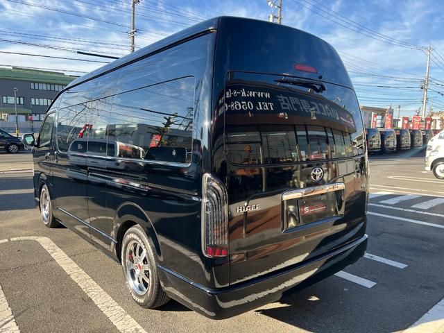 ハイエースコミューター スーパーロングＧＬ　１０人乗り３ナンバー登録／普通免許で運転可能／パワースライドドア／ＬＥＤヘッドランプ／ローダウン／Ｆスポイラー／パンデミック１６ＡＷ＆ＰＡＲＡＤＡ／シートカバー／黒木目インテリア／ナビ／ＥＴＣ／ＦＤＭ（7枚目）