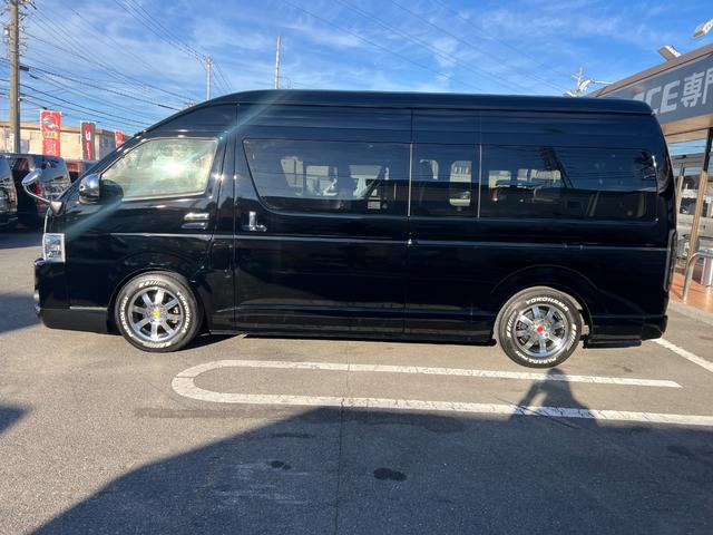 ハイエースコミューター スーパーロングＧＬ　１０人乗り３ナンバー登録／普通免許で運転可能／パワースライドドア／ＬＥＤヘッドランプ／ローダウン／Ｆスポイラー／パンデミック１６ＡＷ＆ＰＡＲＡＤＡ／シートカバー／黒木目インテリア／ナビ／ＥＴＣ／ＦＤＭ（8枚目）
