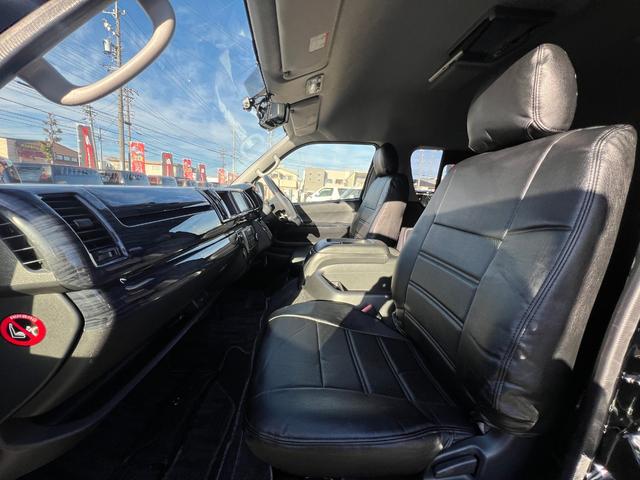 ハイエースコミューター スーパーロングＧＬ　１０人乗り３ナンバー登録／普通免許で運転可能／パワースライドドア／ＬＥＤヘッドランプ／ローダウン／Ｆスポイラー／パンデミック１６ＡＷ＆ＰＡＲＡＤＡ／シートカバー／黒木目インテリア／ナビ／ＥＴＣ／ＦＤＭ（11枚目）