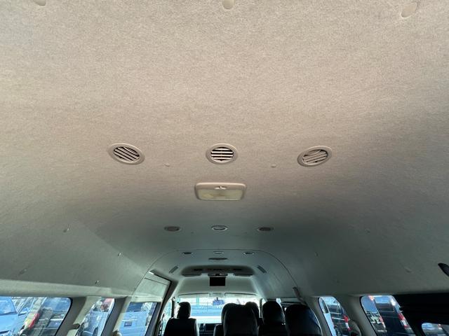 ハイエースコミューター スーパーロングＧＬ　１０人乗り３ナンバー登録／普通免許で運転可能／パワースライドドア／ＬＥＤヘッドランプ／ローダウン／Ｆスポイラー／パンデミック１６ＡＷ＆ＰＡＲＡＤＡ／シートカバー／黒木目インテリア／ナビ／ＥＴＣ／ＦＤＭ（18枚目）