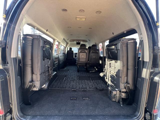 ハイエースコミューター スーパーロングＧＬ　１０人乗り３ナンバー登録／普通免許で運転可能／パワースライドドア／ＬＥＤヘッドランプ／ローダウン／Ｆスポイラー／パンデミック１６ＡＷ＆ＰＡＲＡＤＡ／シートカバー／黒木目インテリア／ナビ／ＥＴＣ／ＦＤＭ（20枚目）