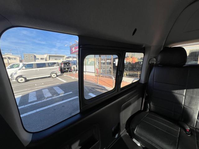 ハイエースコミューター スーパーロングＧＬ　１０人乗り３ナンバー登録／普通免許で運転可能／パワースライドドア／ＬＥＤヘッドランプ／ローダウン／Ｆスポイラー／パンデミック１６ＡＷ＆ＰＡＲＡＤＡ／シートカバー／黒木目インテリア／ナビ／ＥＴＣ／ＦＤＭ（22枚目）