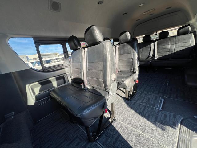 ハイエースコミューター スーパーロングＧＬ　１０人乗り３ナンバー登録／普通免許で運転可能／パワースライドドア／ＬＥＤヘッドランプ／ローダウン／Ｆスポイラー／パンデミック１６ＡＷ＆ＰＡＲＡＤＡ／シートカバー／黒木目インテリア／ナビ／ＥＴＣ／ＦＤＭ（23枚目）