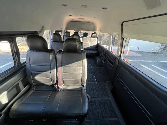 ハイエースコミューター スーパーロングＧＬ　１０人乗り３ナンバー登録／普通免許で運転可能／パワースライドドア／ＬＥＤヘッドランプ／ローダウン／Ｆスポイラー／パンデミック１６ＡＷ＆ＰＡＲＡＤＡ／シートカバー／黒木目インテリア／ナビ／ＥＴＣ／ＦＤＭ（24枚目）