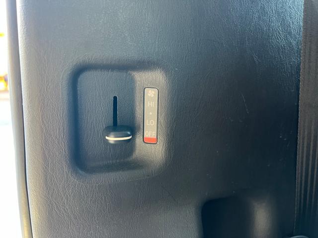 ハイエースコミューター スーパーロングＧＬ　１０人乗り３ナンバー登録／普通免許で運転可能／パワースライドドア／ＬＥＤヘッドランプ／ローダウン／Ｆスポイラー／パンデミック１６ＡＷ＆ＰＡＲＡＤＡ／シートカバー／黒木目インテリア／ナビ／ＥＴＣ／ＦＤＭ（27枚目）