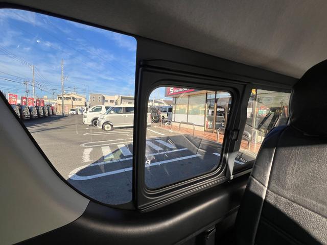 ハイエースコミューター スーパーロングＧＬ　１０人乗り３ナンバー登録／普通免許で運転可能／パワースライドドア／ＬＥＤヘッドランプ／ローダウン／Ｆスポイラー／パンデミック１６ＡＷ＆ＰＡＲＡＤＡ／シートカバー／黒木目インテリア／ナビ／ＥＴＣ／ＦＤＭ（29枚目）