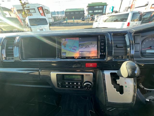 ハイエースコミューター スーパーロングＧＬ　１０人乗り３ナンバー登録／普通免許で運転可能／パワースライドドア／ＬＥＤヘッドランプ／ローダウン／Ｆスポイラー／パンデミック１６ＡＷ＆ＰＡＲＡＤＡ／シートカバー／黒木目インテリア／ナビ／ＥＴＣ／ＦＤＭ（42枚目）