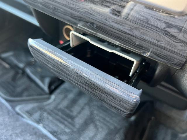 ハイエースコミューター スーパーロングＧＬ　１０人乗り３ナンバー登録／普通免許で運転可能／パワースライドドア／ＬＥＤヘッドランプ／ローダウン／Ｆスポイラー／パンデミック１６ＡＷ＆ＰＡＲＡＤＡ／シートカバー／黒木目インテリア／ナビ／ＥＴＣ／ＦＤＭ（47枚目）