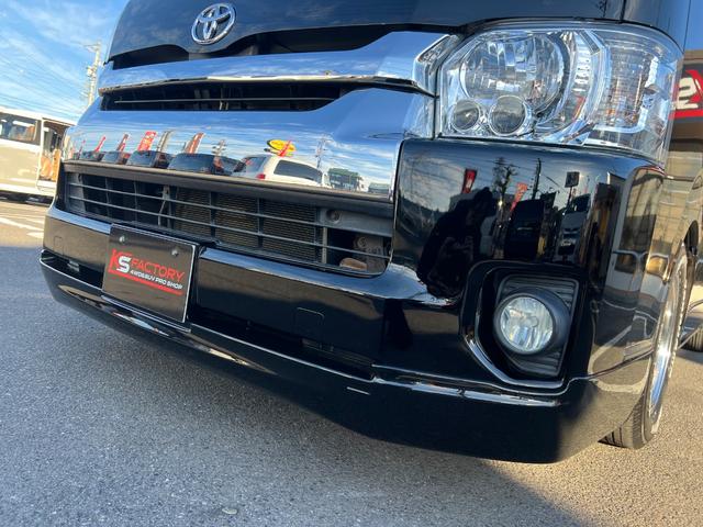 ハイエースコミューター スーパーロングＧＬ　１０人乗り３ナンバー登録／普通免許で運転可能／パワースライドドア／ＬＥＤヘッドランプ／ローダウン／Ｆスポイラー／パンデミック１６ＡＷ＆ＰＡＲＡＤＡ／シートカバー／黒木目インテリア／ナビ／ＥＴＣ／ＦＤＭ（64枚目）